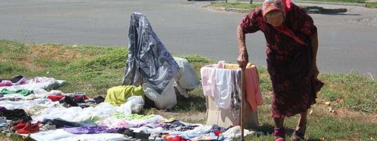 Блошиный рынок в Никополе пожилые люди продают личные